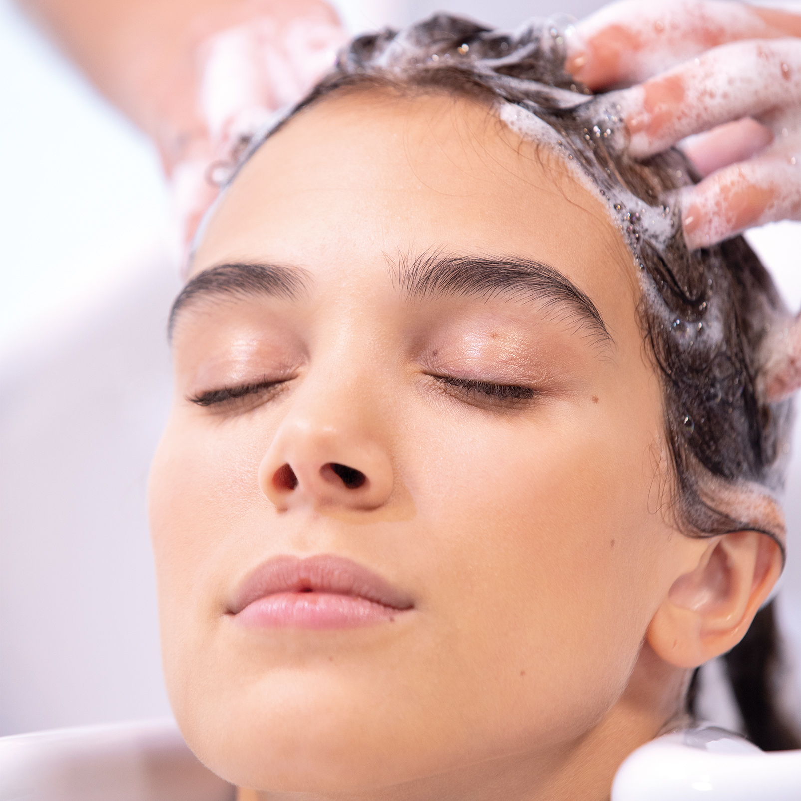 restart-hydration-moisture-micellar-shampoo-application.webp